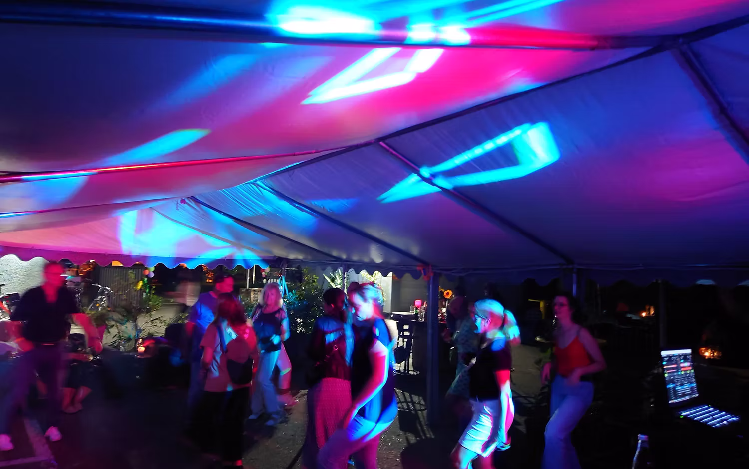 Gäste tanzen bei einer echten N17 Backyard Party